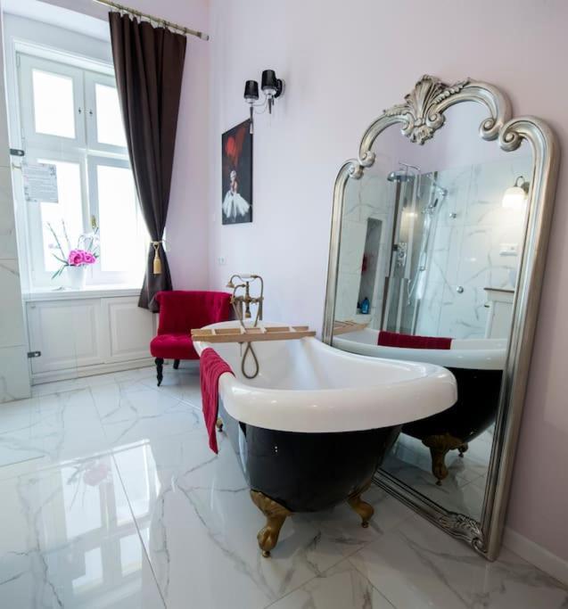 Rooms In A Luxury Designer Period Apartment In Old Town By Presidential Palace Pressburg Exterior foto